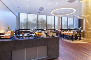 2 restaurants, spécialités Cuisine internationale