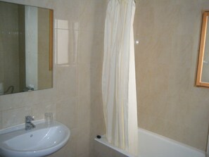 Shower, free toiletries, hair dryer, towels - The Hostal Tierramar (Palma de Mallorca)