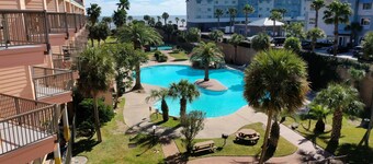 Maravilla Seawall Condos by AB Sea