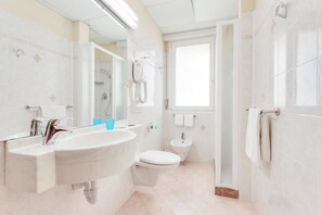 Shower, free toiletries, bidet, towels