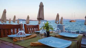 Aperto a colazione, cucina mediterranea, con vista sulla spiaggia 