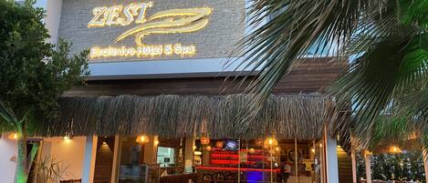 Frühstück, Mittagessen, mediterrane Küche, Blick auf den Strand