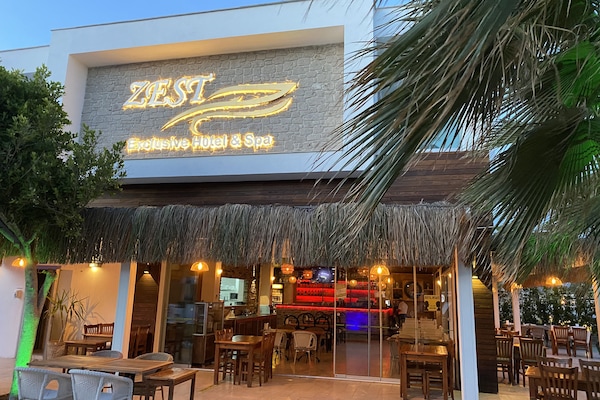 Frukost och lunch serveras, med utsikt mot stranden