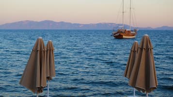 På stranden, solstolar, parasoller och strandhanddukar