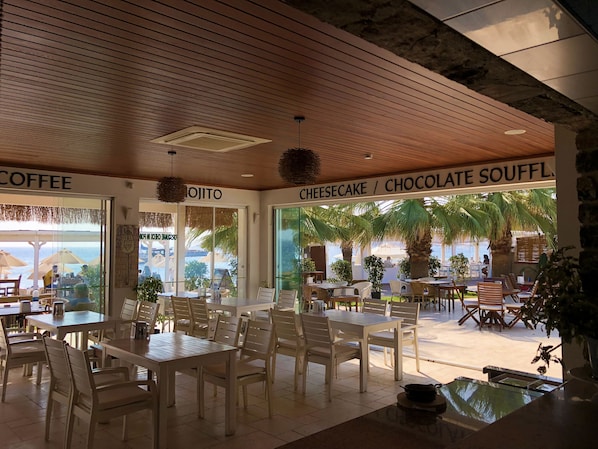 Frühstück, Mittagessen, mediterrane Küche, Blick auf den Strand