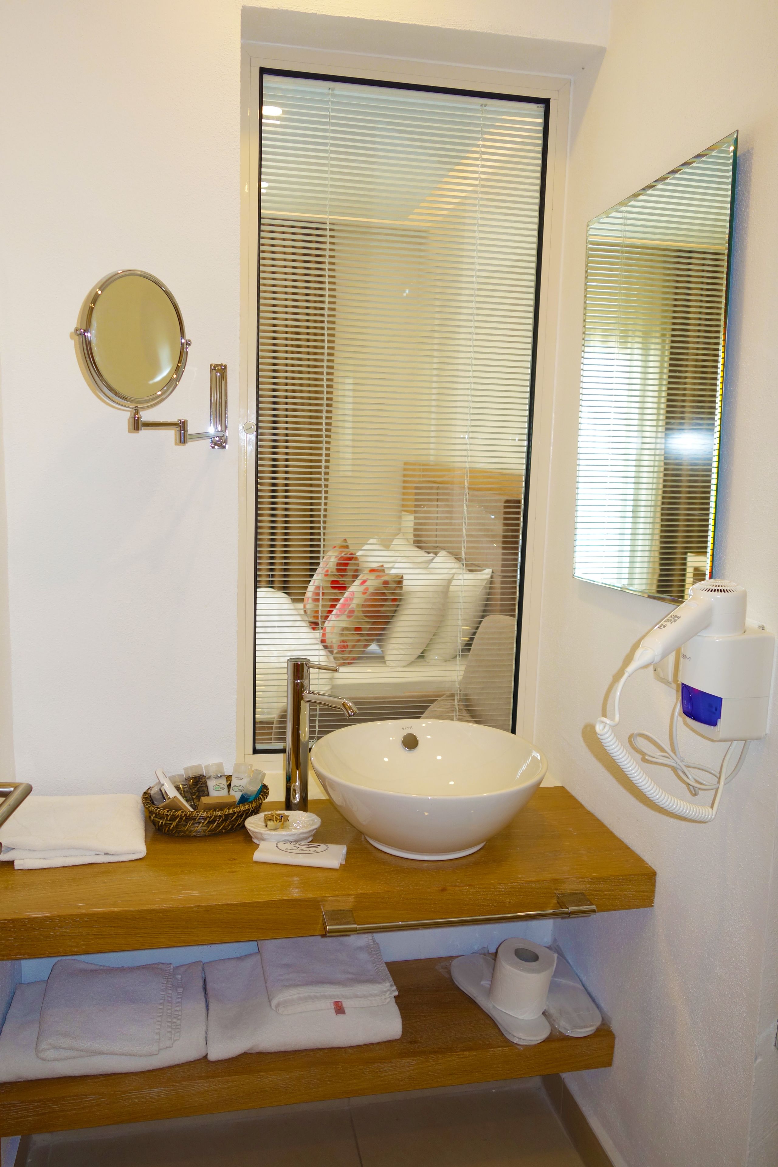 deluxe room | bathroom | shower, rainfall showerhead, free toiletries, hair dryer