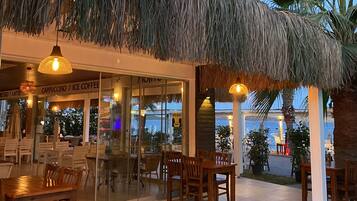 Ontbijt, serveert lunch, diner, Mediterrane gerechten, stranduitzicht