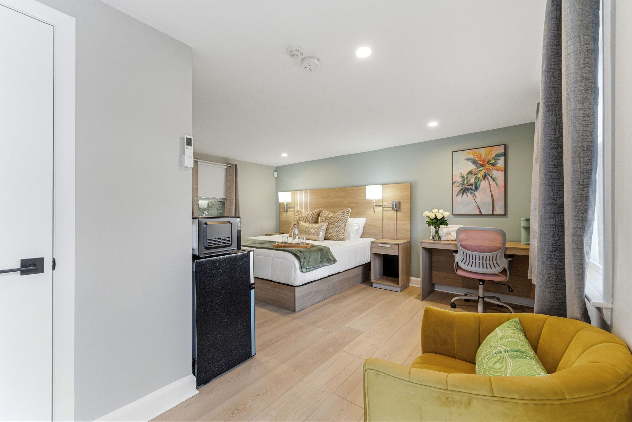 Signature Room | Iron/ironing board, free WiFi, bed sheets