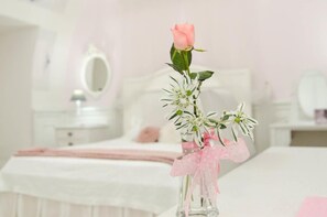 Minibar, in-room safe, desk, soundproofing - Domus Rosa (Naples)