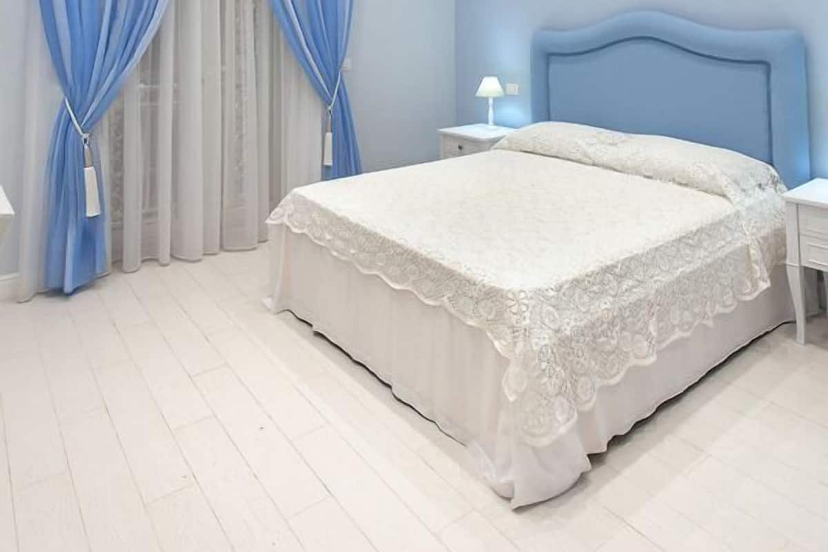 Executive Room | Minibar, in-room safe, desk, soundproofing