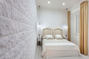 Minibar, in-room safe, desk, soundproofing - Domus Rosa (Naples)