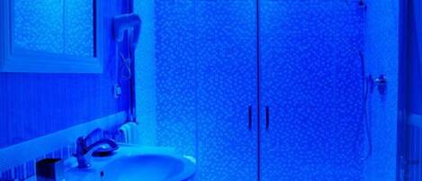 Executive Room | Bathroom | Shower, free toiletries, hair dryer, slippers