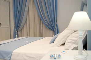 Minibar, värdeförvaringsskåp på rummet, skrivbord och ljudisolering