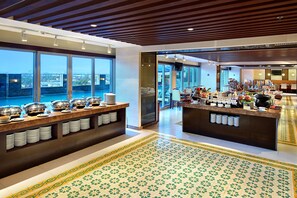 Desayuno buffet todos los días (con cargo)