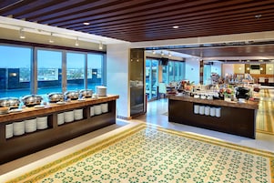 Desayuno buffet todos los días (con cargo)