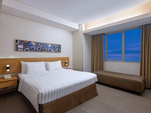 Minibar, caja de seguridad en la habitación y escritorio 