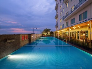 Outdoor pool - Aston Solo (Surakarta)