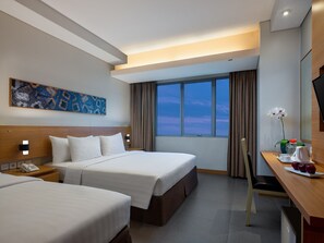 Superior driepersoonskamer | Een minibar, een kluis op de kamer, een bureau, geluiddichte muren