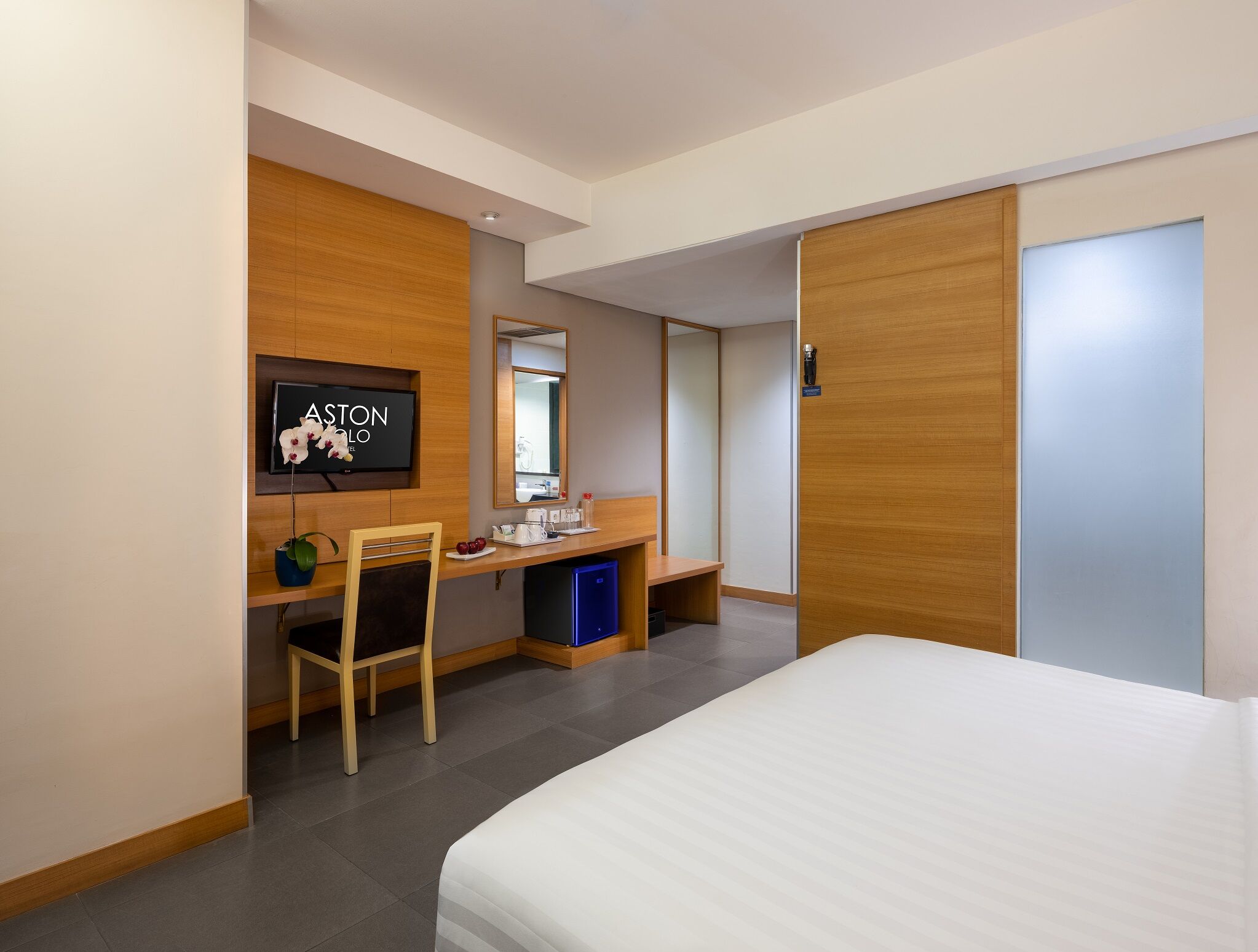 deluxe room | minibar, in-room safe, desk, soundproofing