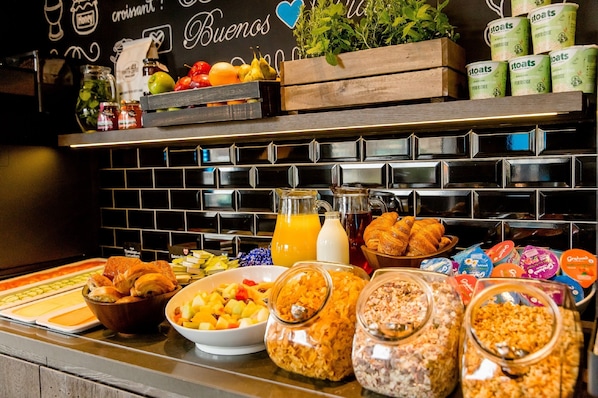 Un bufé de desayuno con diversas opciones de comida y bebidas.