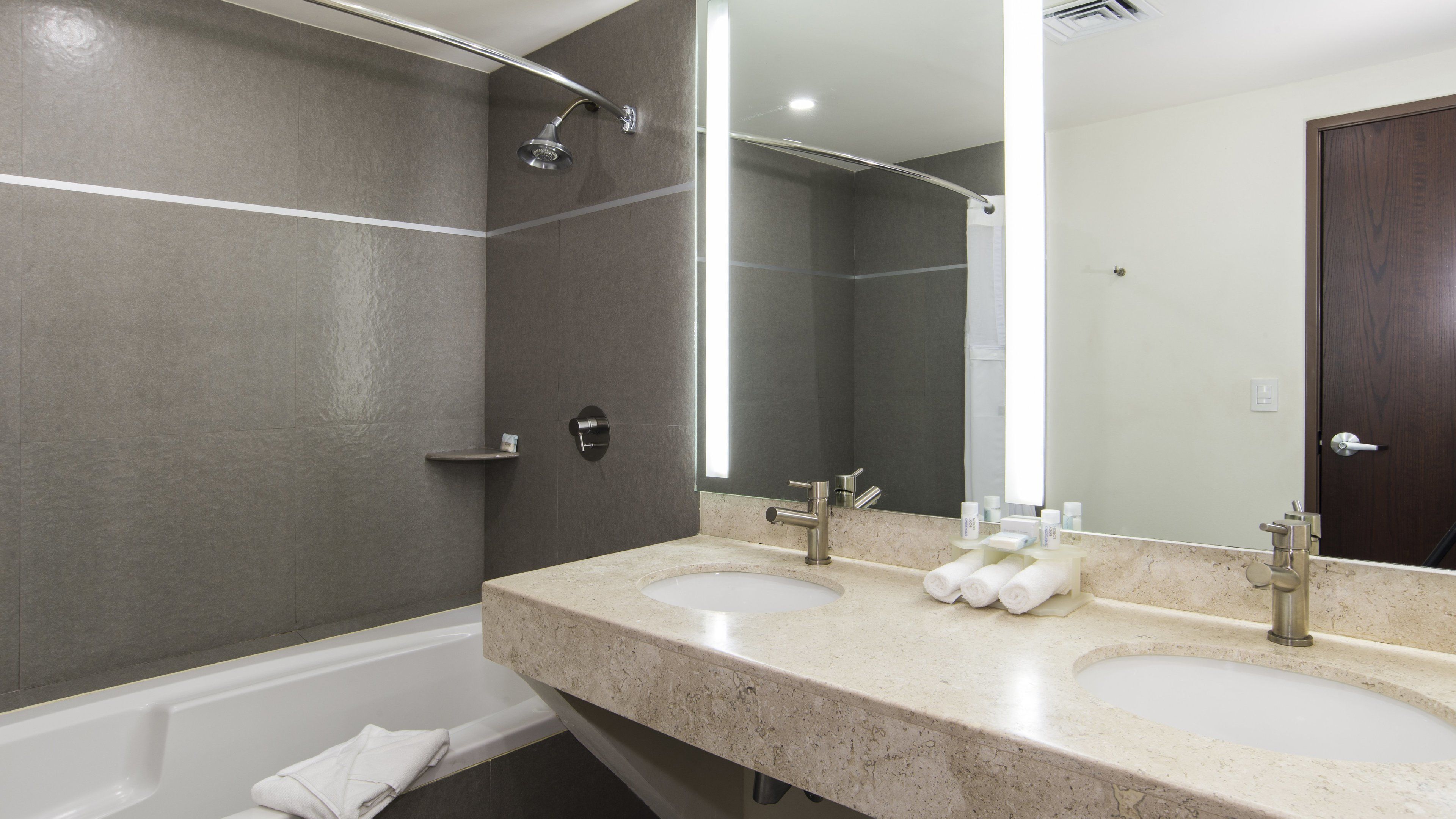 suite, 1 bedroom | bathroom | hydromassage showerhead, free toiletries, hair dryer, bidet