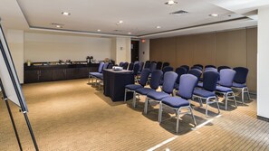 A conference room with rows of chairs, a projector table, and a kitchenette area. - Holiday Inn Express Culiacan by IHG (Culiacán)