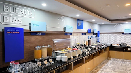 Free daily buffet breakfast . Holiday Inn Express Culiacan by IHG