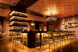 3 restaurants, breakfast, lunch, dinner served; international cuisine