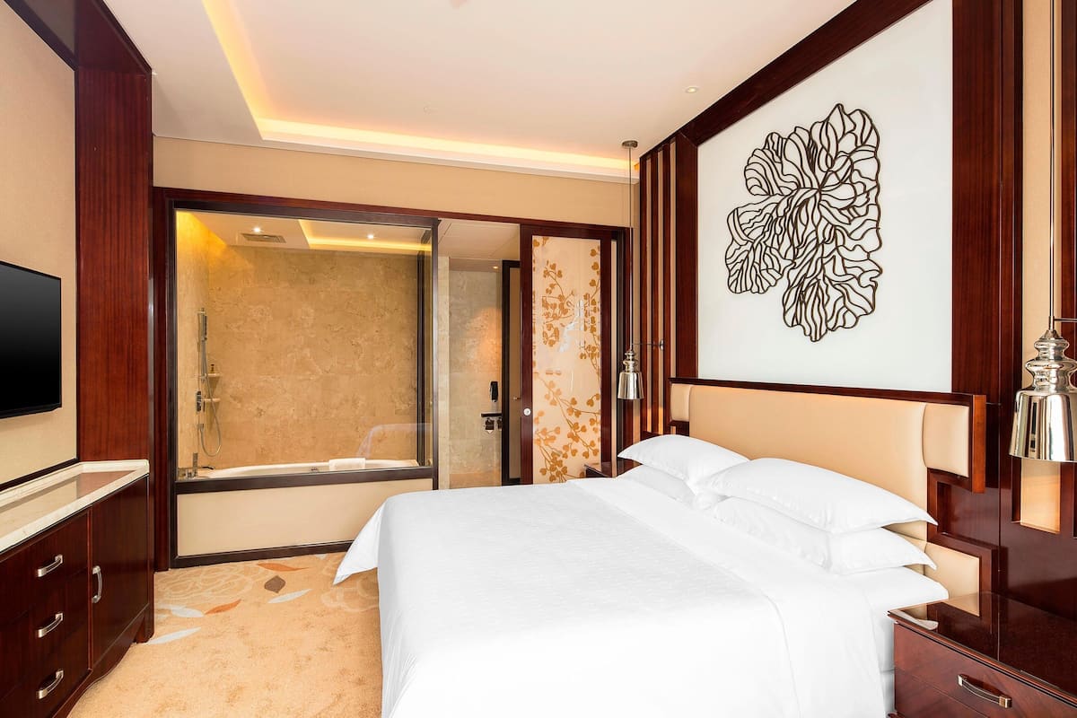 Suite Junior, 1 kamar tidur | Seprai premium, minibar, brankas, dan meja kerja