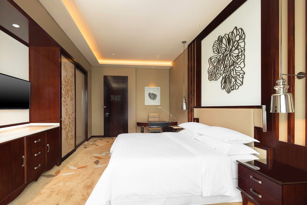 Deluxe Room, 1 King Bed, Non Smoking, City View | Premium bedding, minibar, in-room safe, individually decorated