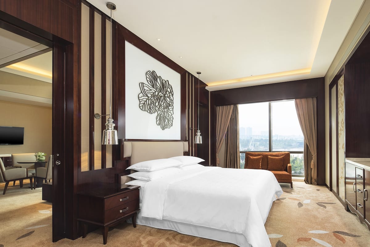 Seprai premium, minibar, brankas, dan meja kerja