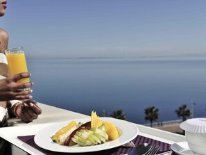 Caixa forta a l'habitació, escriptori i cortines opaques 