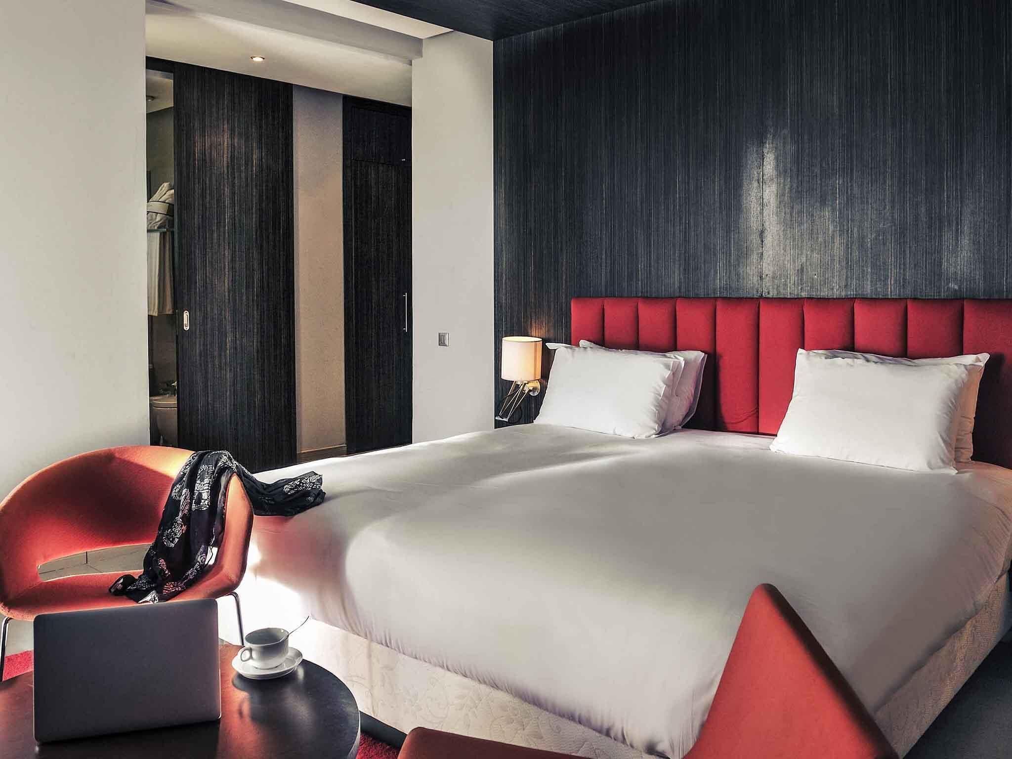 Appartement, 2 slaapkamers, balkon | Een kluis op de kamer, een bureau, verduisterende gordijnen