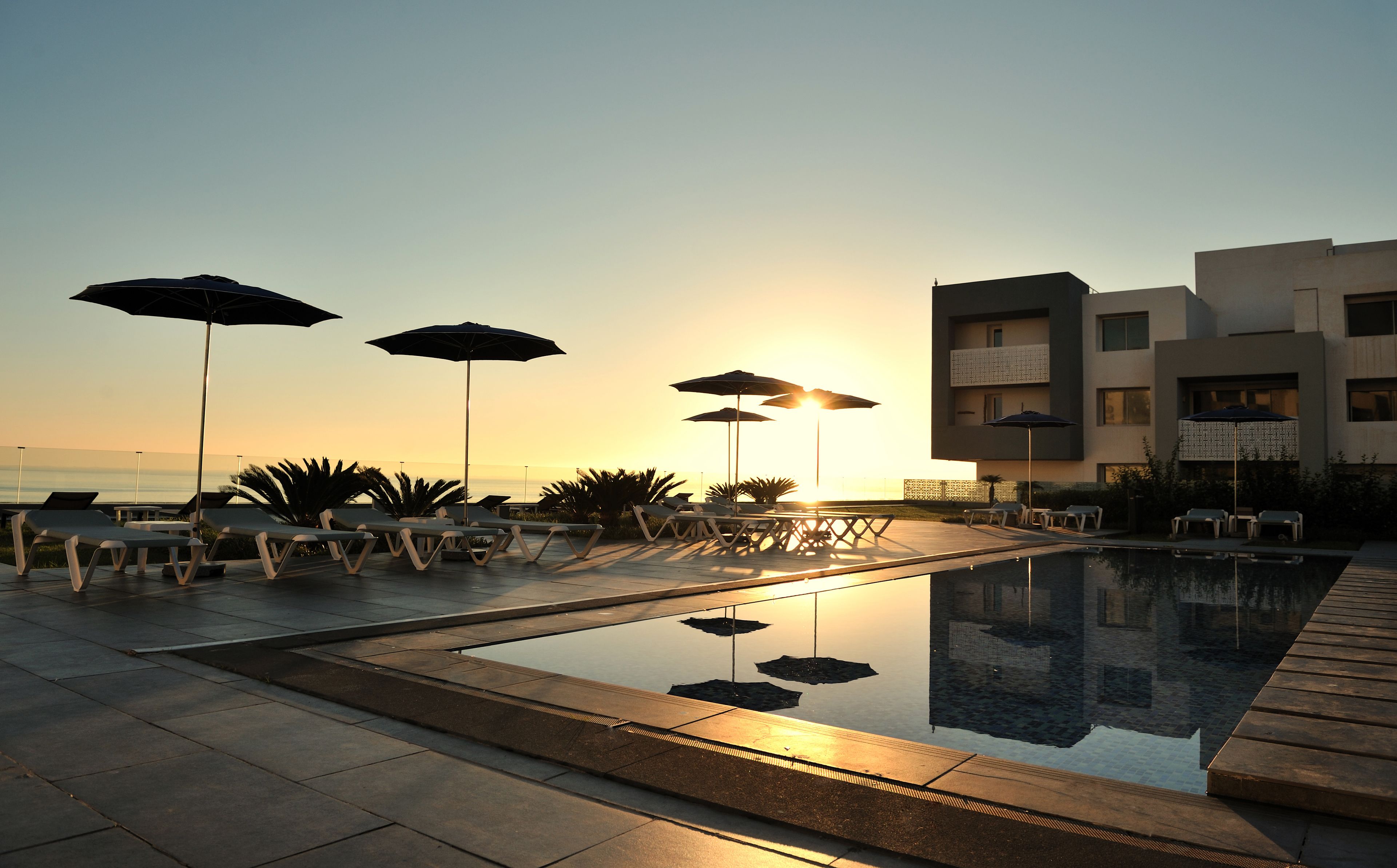 屋内プール、屋外プール、営業時間 10:00 ～ 21:00、プール パラソル、サンラウンジャー