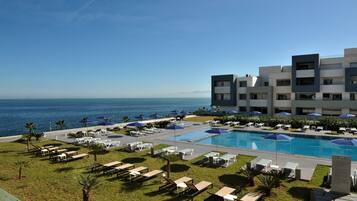 Kolam renang indoor dan kolam renang outdoor, dengan payung kolam renang