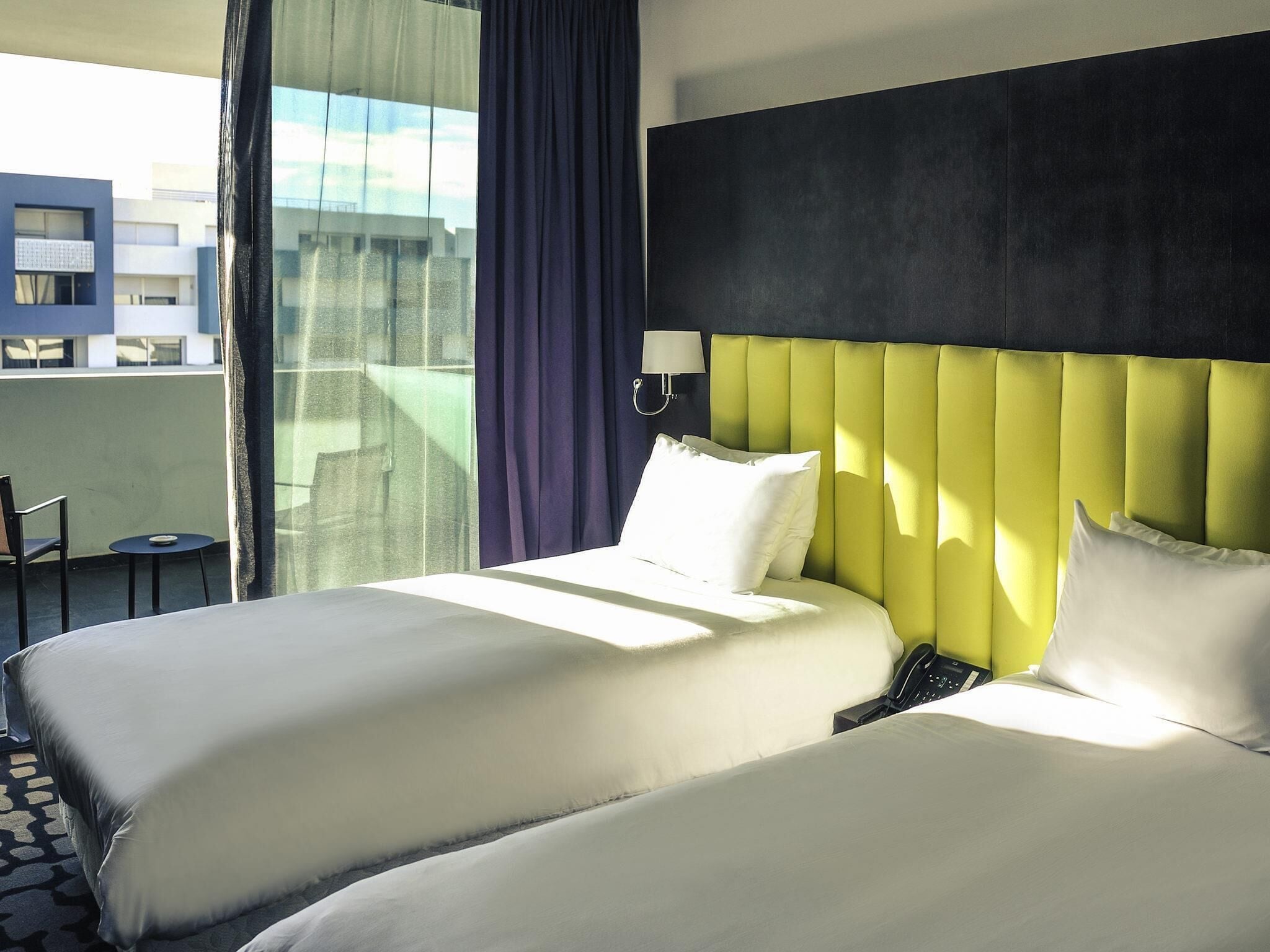 خزنة داخل الغرفة ومكتب وستائر تعتيم وتجهيزات عازلة للصوت