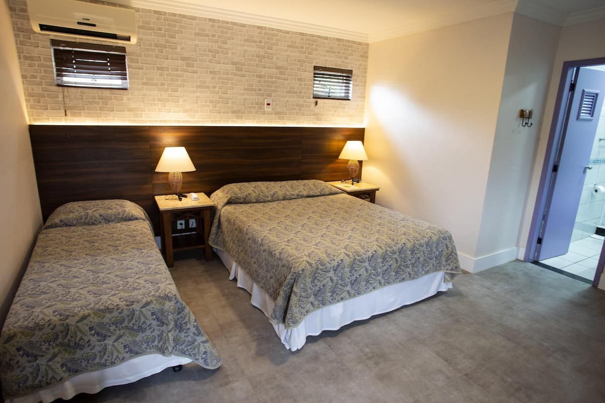 Minibar, caja de seguridad en la habitación, wifi gratis y ropa de cama