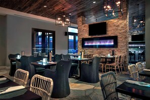 2 restaurants, breakfast, dinner served; American cuisine