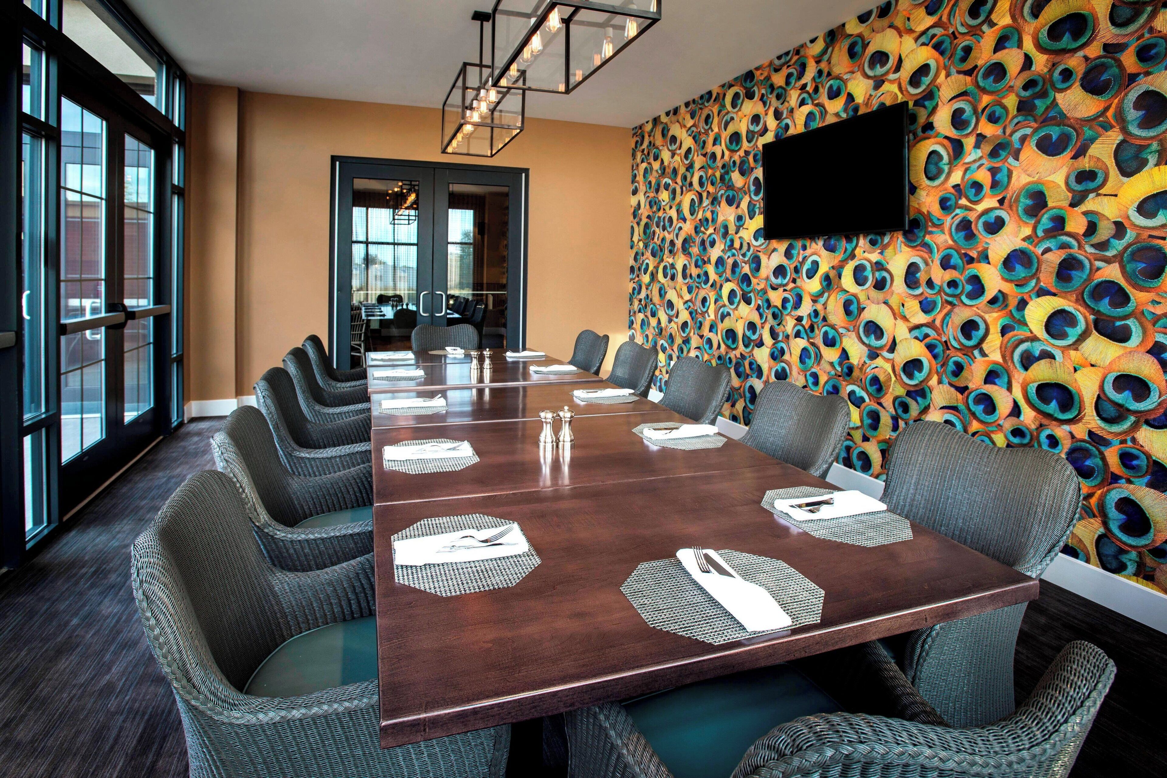 2 restaurants, breakfast, dinner served; american cuisine