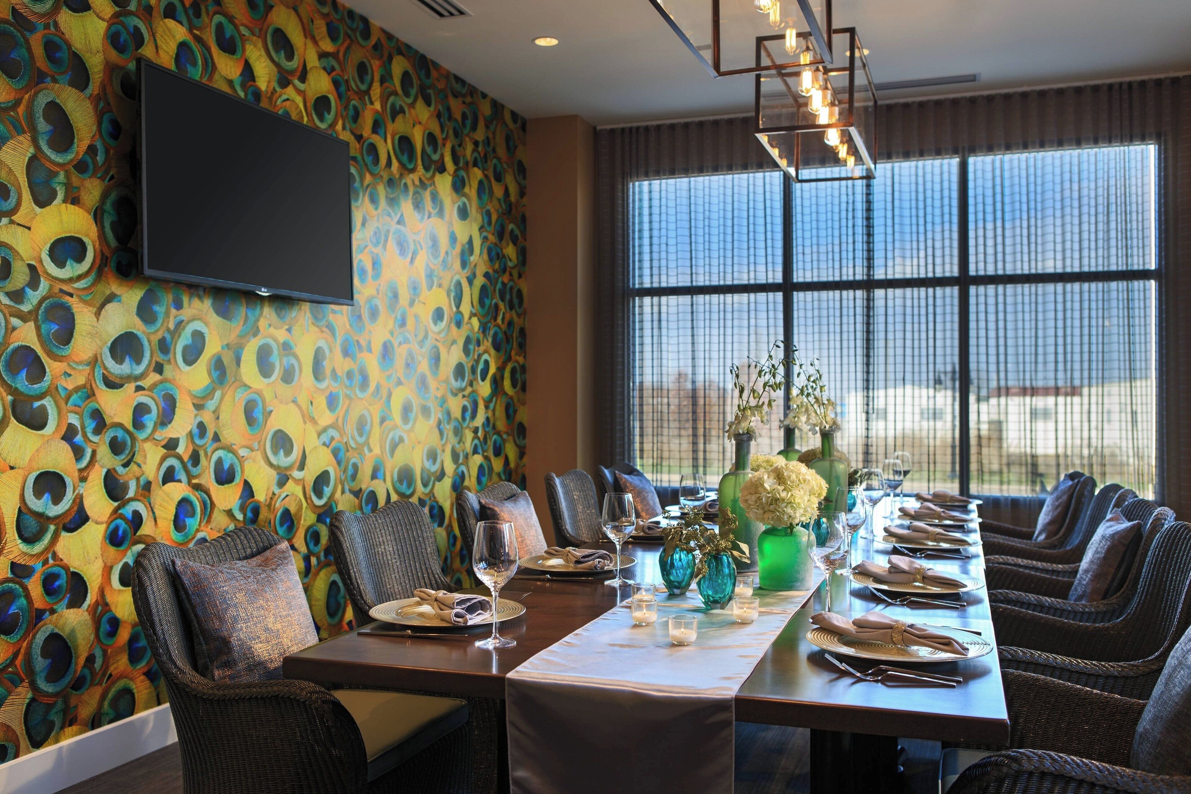 2 restaurants, breakfast, dinner served; american cuisine