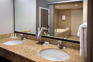 Combined shower/bathtub, free toiletries, hair dryer, towels