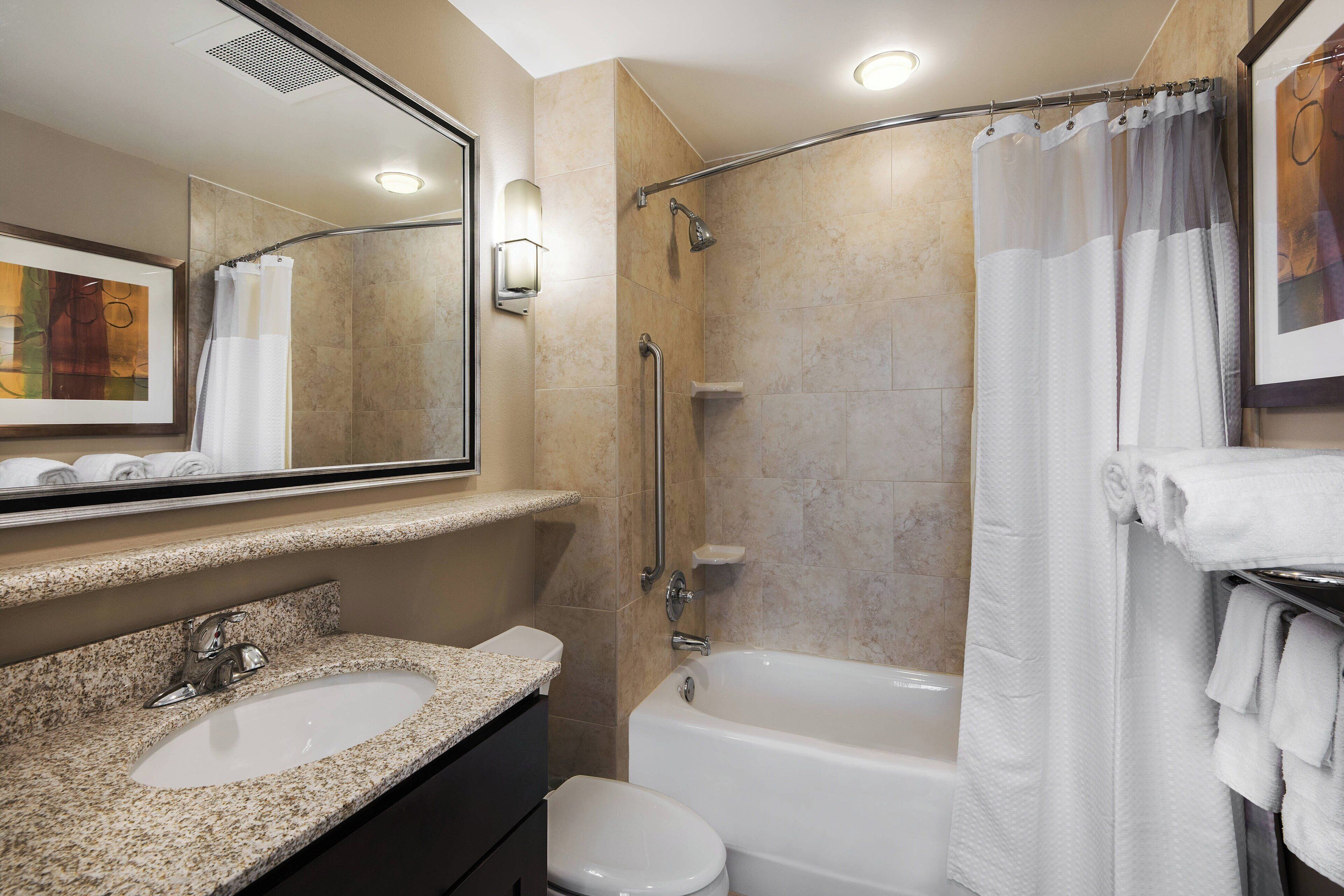 combined shower/bathtub, hair dryer, towels
