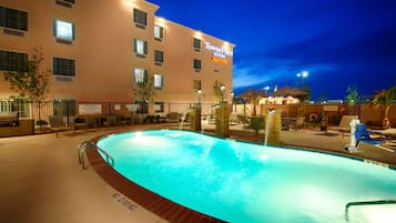 Una piscina al aire libre (de 07:00 a 22:00), sombrillas