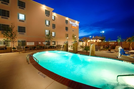 Una piscina al aire libre, sombrillas