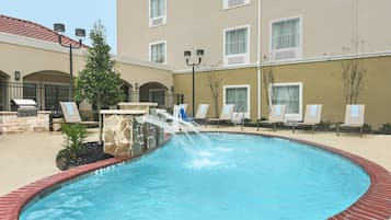 Piscina externa, funciona das 7h às 22h, guarda-sóis