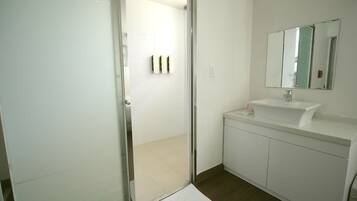 Quarto casal standard | Banheiro | Chuveiro, produtos de toalete grátis, secador de cabelo, chinelos
