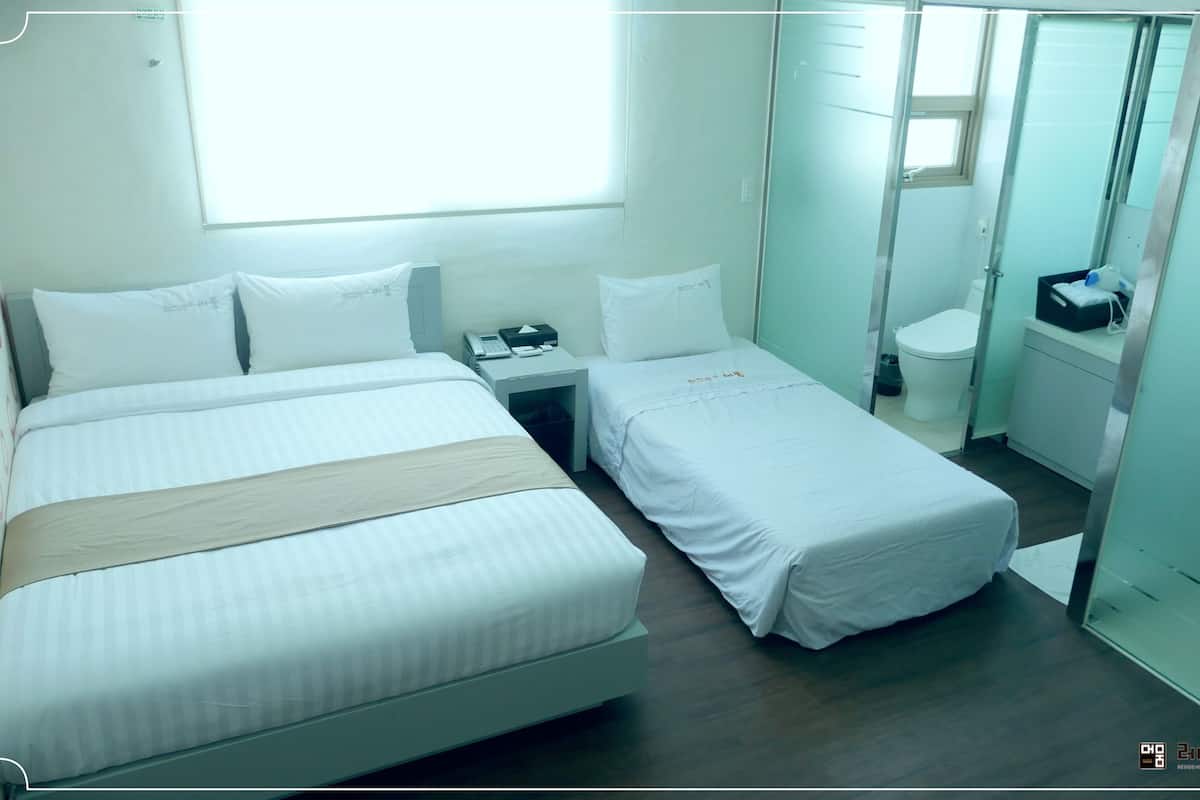 Standard Twin Room | Blackout curtains, soundproofing, iron/ironing board, free WiFi