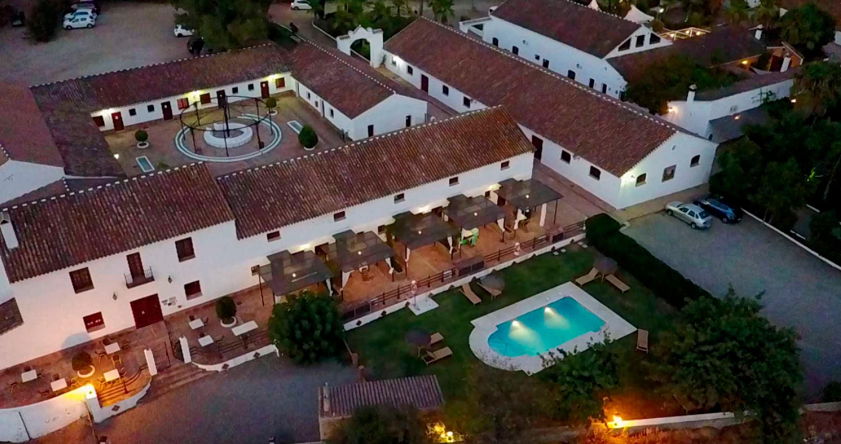 Utendørsbasseng, bassengparasoller og solsenger