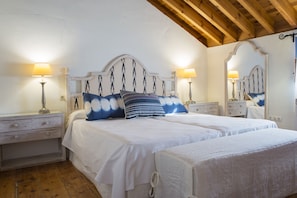 Minibar, individually decorated, individually furnished, desk - Hotel & Restaurant Cortijo del Arte (Pizarra)