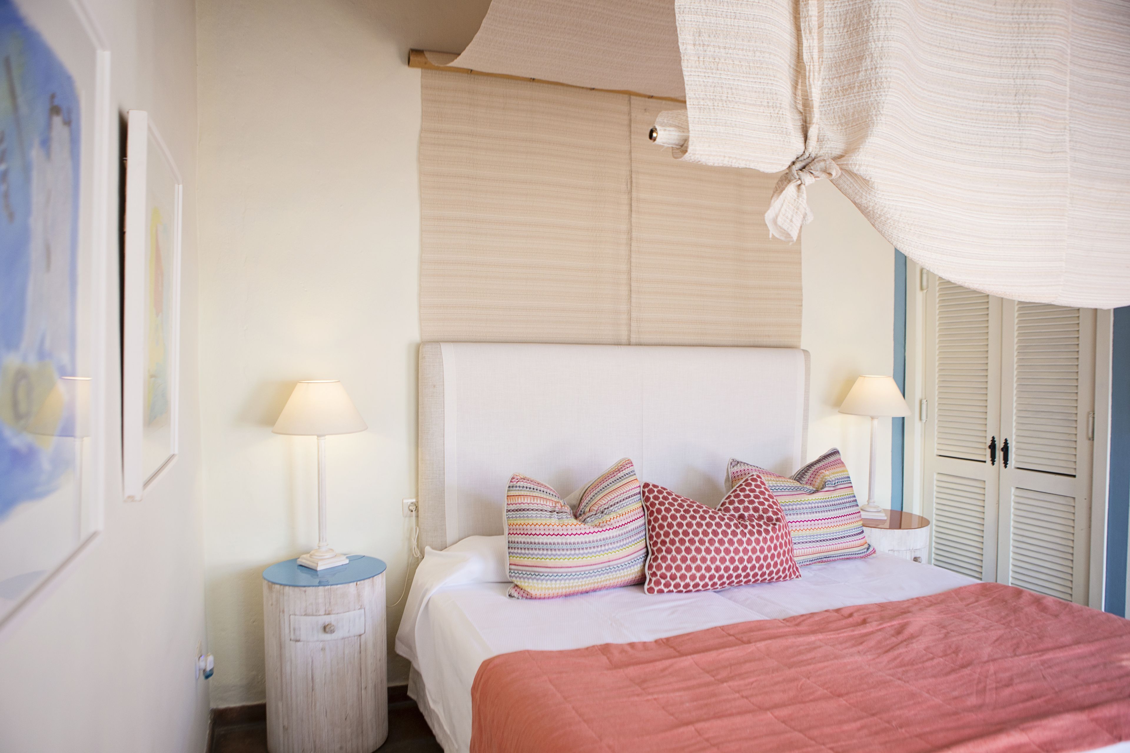 Minibar, decoración personalizada, muebles diferentes y escritorio 